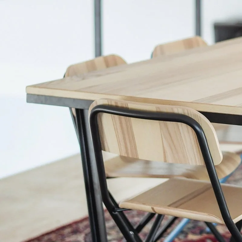 Detalle de mesa y silla de madera a medida